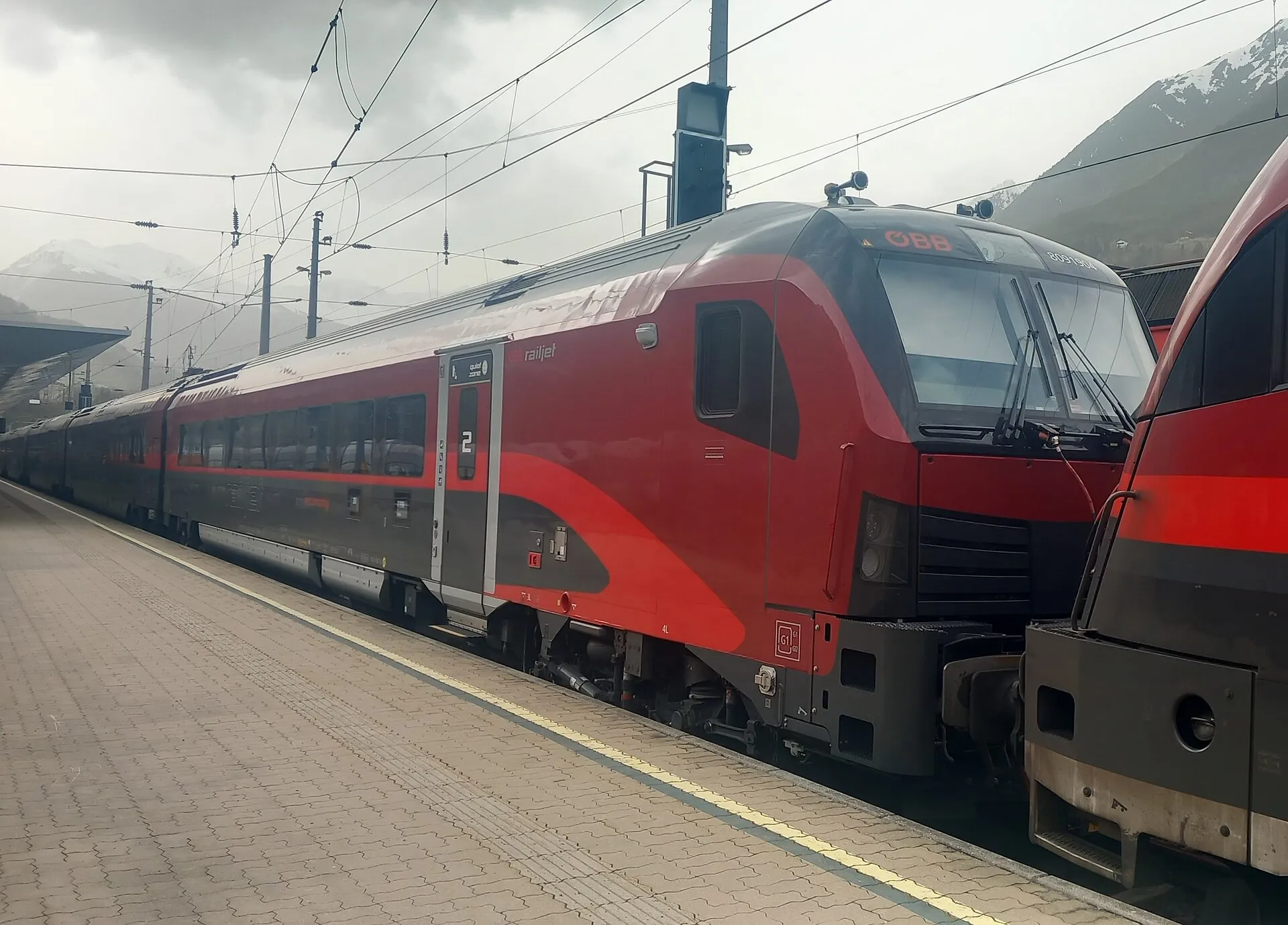 A second generation railjet standing at the platform of Landeck-Zams station.